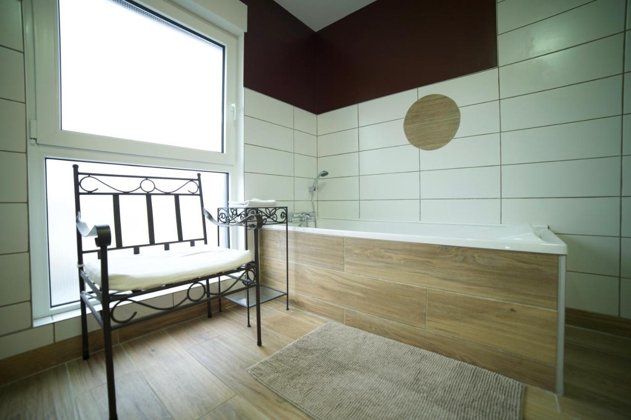 B&B Chez L'Habitant Chambre Privative Sur La Route Des Vins Tv Parking Box Velo Issenheim Exterior photo
