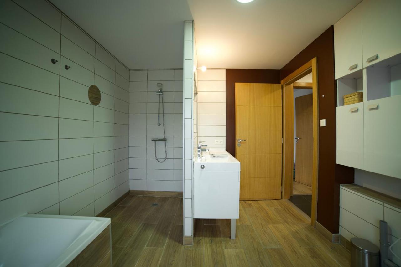 B&B Chez L'Habitant Chambre Privative Sur La Route Des Vins Tv Parking Box Velo Issenheim Exterior photo